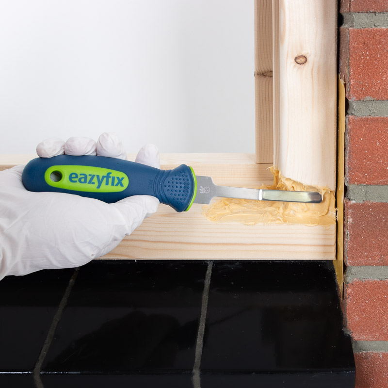 Schmalspachtel Fenster Holzfäulereperatur mit dem Schmalspachtel.